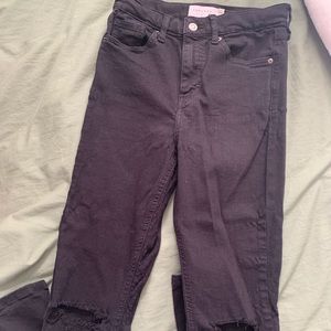 Top shop Jamie Jeans. Black skinny jeans with rips at both knees